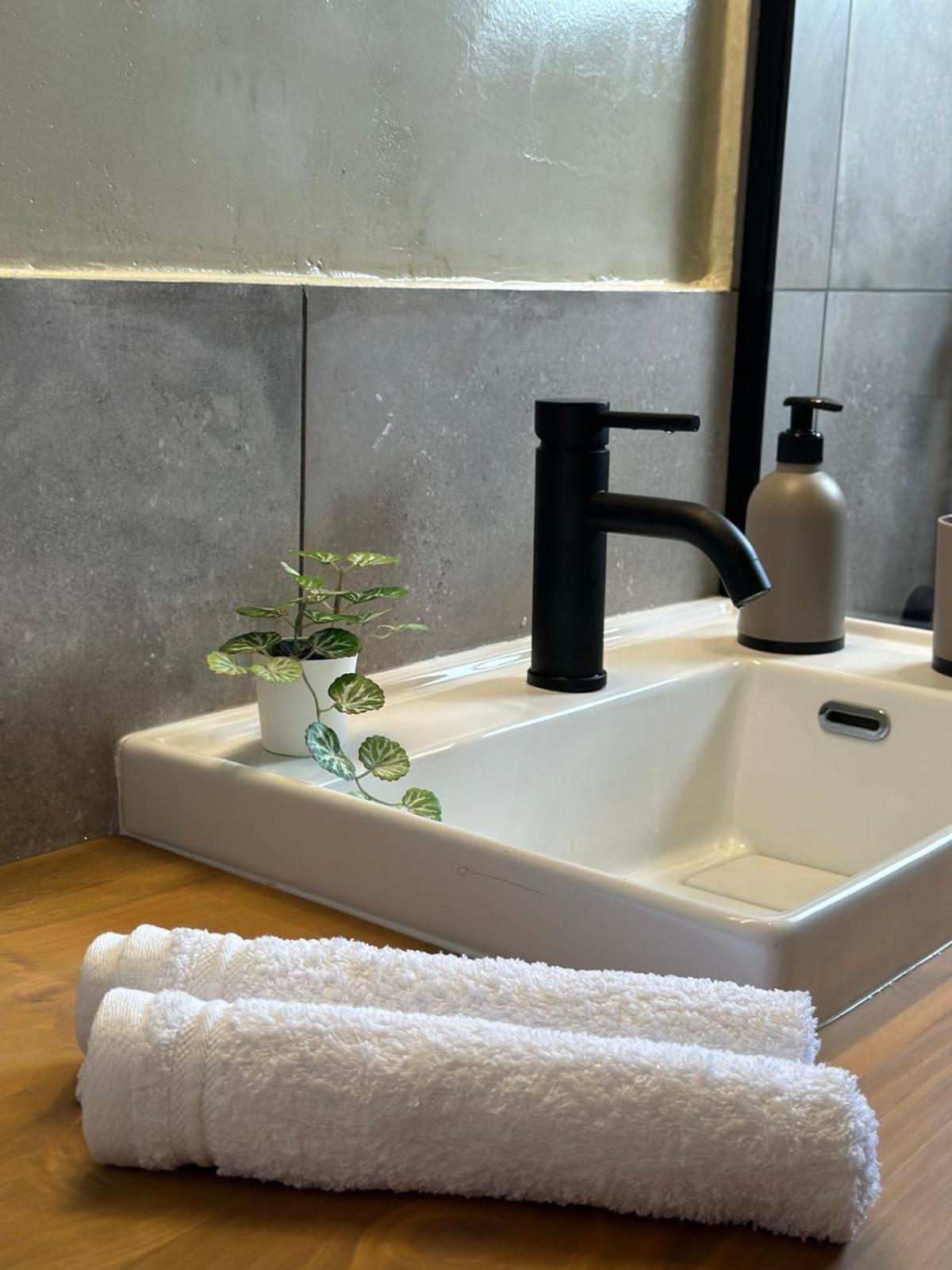 2 Doors Apartment Kavála ภายนอก รูปภาพ